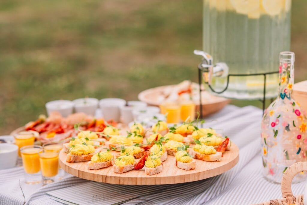 Bouchées apéritives et jus — cocktail traiteur
